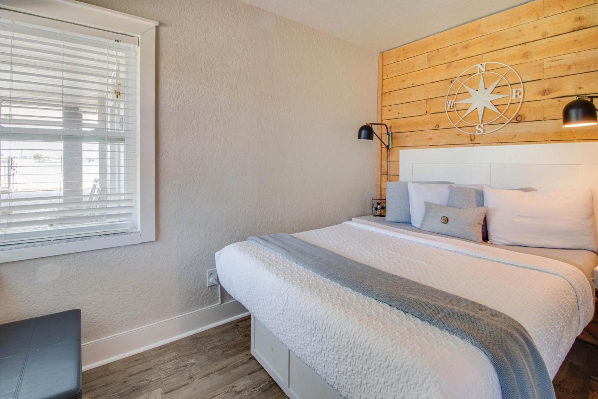 Apartment 107-waterfront-walk To Beach-lovely St. Pete Beach